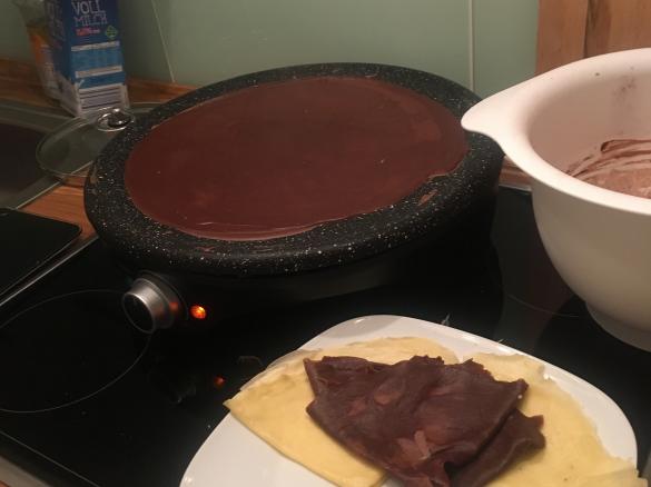 Dunkle Schoko-Crêpes