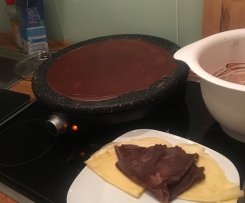 Dunkle Schoko-Crêpes
