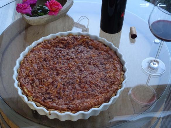 Herzhafte Quiche mit Käse und Schinken