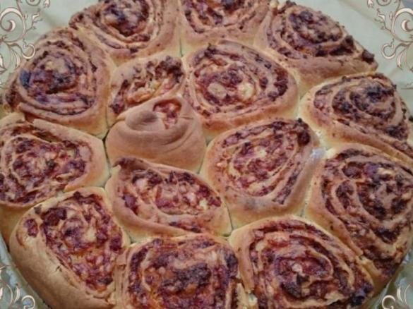 Pikanter Rosenkuchen mit Salami