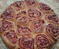 Pikanter Rosenkuchen mit Salami