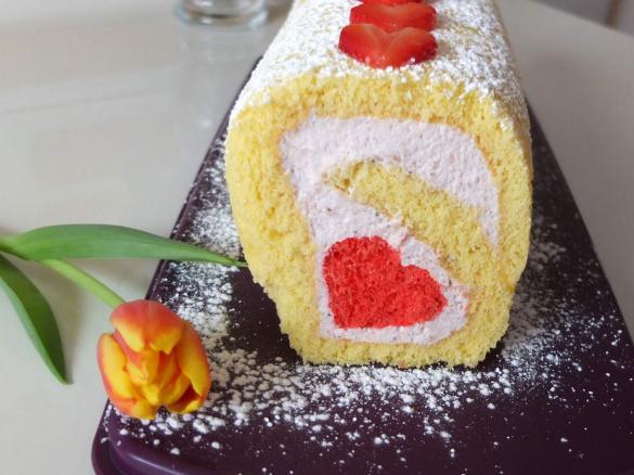 Erdbeer-Mascarpone-Biskuitrolle mit Motiv