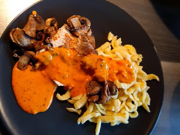 Putensteak Jägerart mit Spätzle