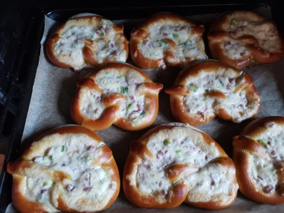 Gefüllte Laugenbrezel Flammkuchen