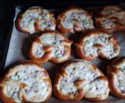 Gefüllte Laugenbrezel Flammkuchen