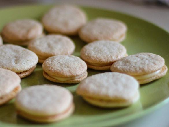 Macarons mit Marzipanfüllung
