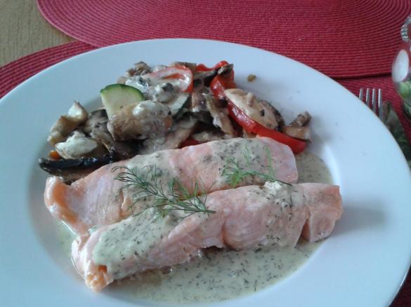 Lachsfilet mit Dillsauce auf Gemüsebett (Low Carb)