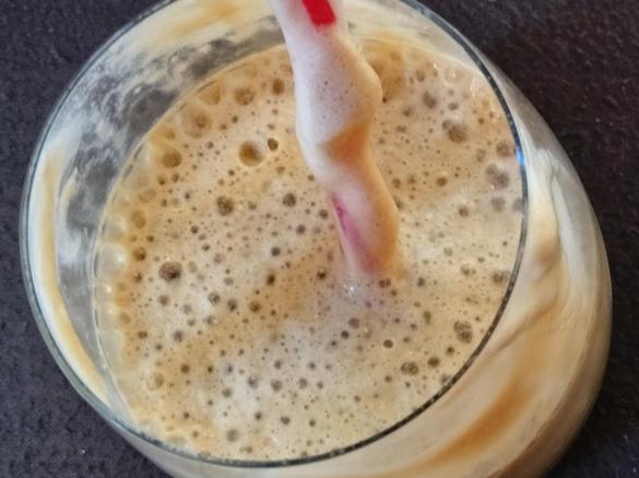 Schaumiger Eiskaffee mit wenig Kalorien
