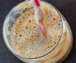 Schaumiger Eiskaffee mit wenig Kalorien
