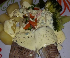 Gedämpfter Fisch mit Kartoffeln, Gemüse und Sauce Hollandaise 