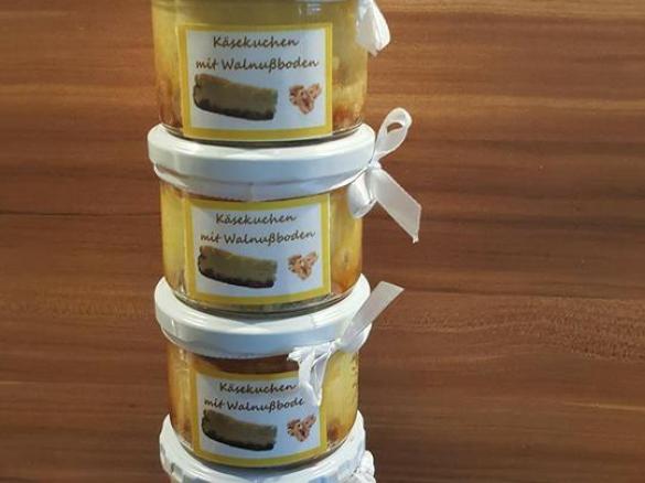 Käsekuchen mit Walnußboden im Glas