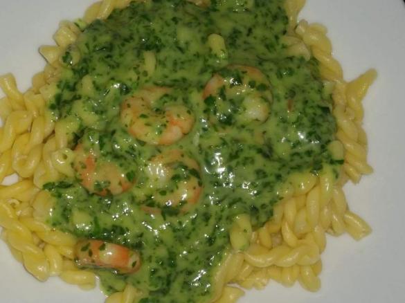 Garnelen auf Spinat Sahne Soße 