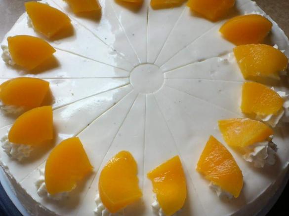 Pfirsich-Joghurtcreme-Torte -- Variation von Holunder-Joghurtcreme-Torte