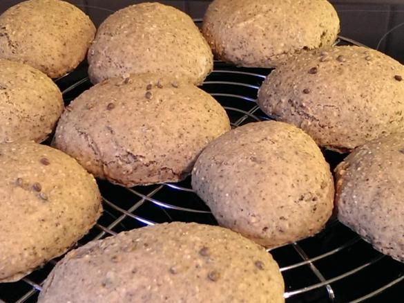 Dinkelbrötchen mit Hanf — Samen
