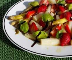 Spargel-Erdbeer-Salat mit Basilikum