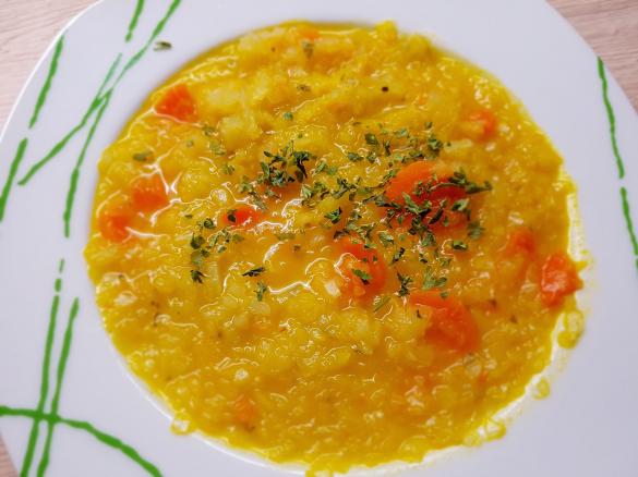 Kohlsuppe mit Möhren