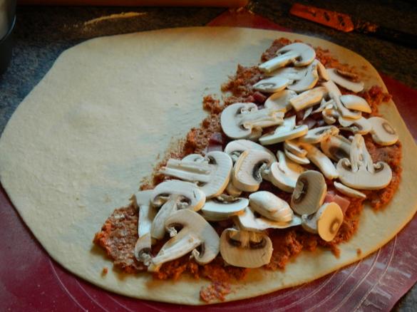 Calzone mit Schinken, Salami und Champignons