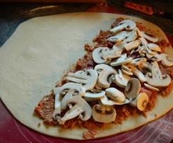 Calzone mit Schinken, Salami und Champignons