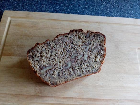 Eiweißbrot mit Walnüssen ohne Mehl