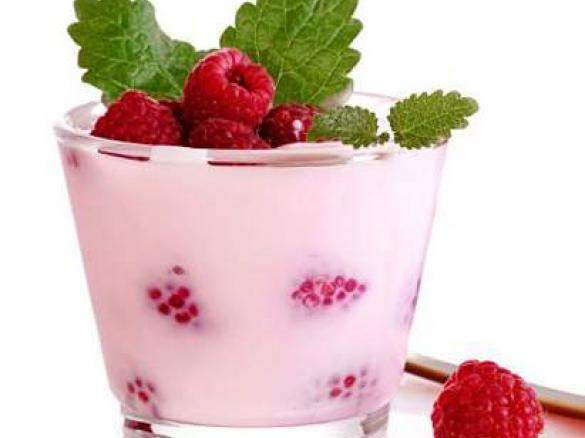 Weißes Schokoladenmousse mit Himbeeren