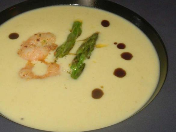 Grüne Spargelsuppe mit Garnelen