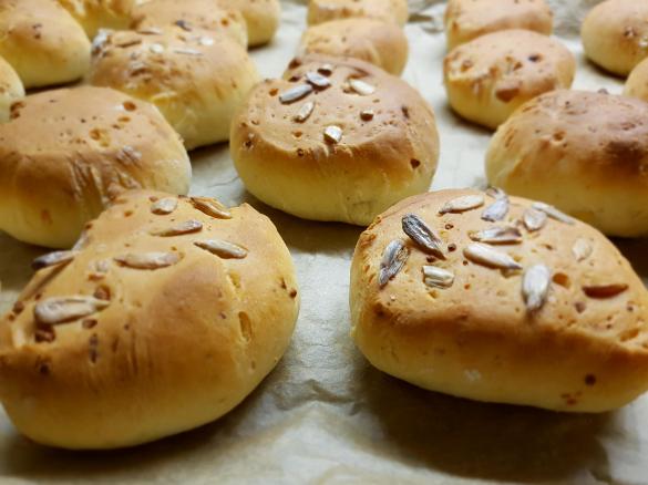 Softe Mini-Schafskäse-Brötchen