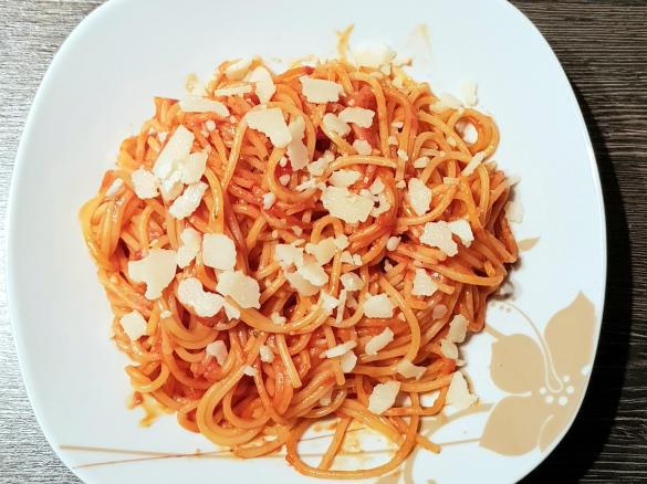 Spaghetti mit Tomatensoße