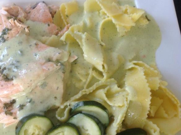Lachs mit Bandnudeln, Zucchinigemüse und Zucchinikäsesauce