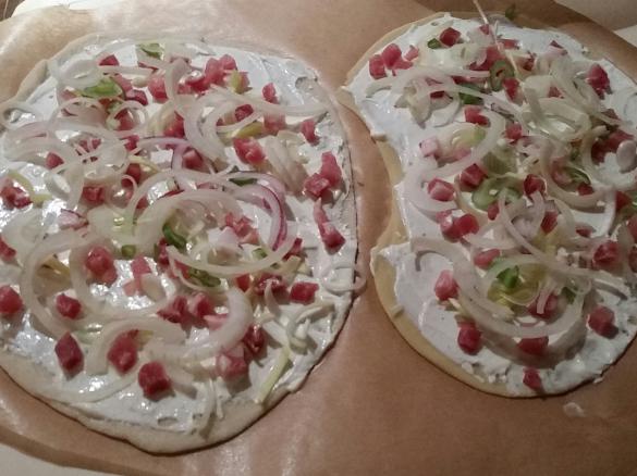Flammkuchen Elsässer Art - wenig Hefe