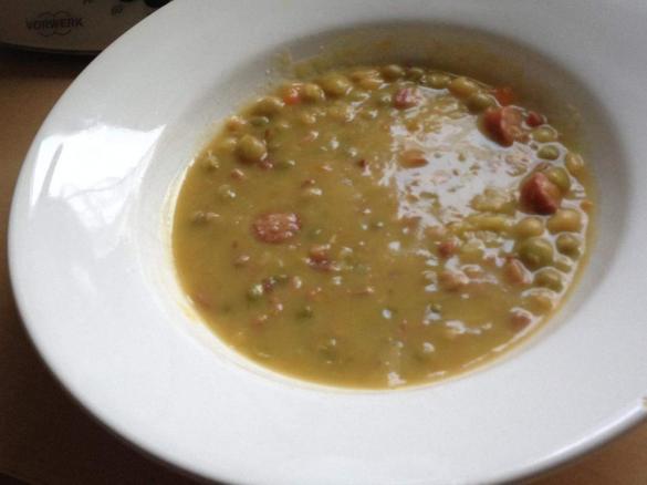 Erbsensuppe mit Mettwürstchen