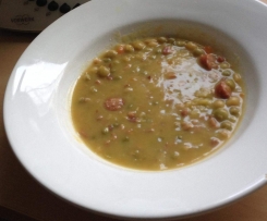 Erbsensuppe mit Mettwürstchen