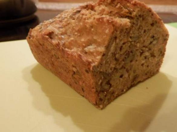 Herzhaftes Joghurt-Dinkelbrot mit Körnern