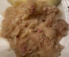 Sauerkraut mit Kartoffeln und Kassler