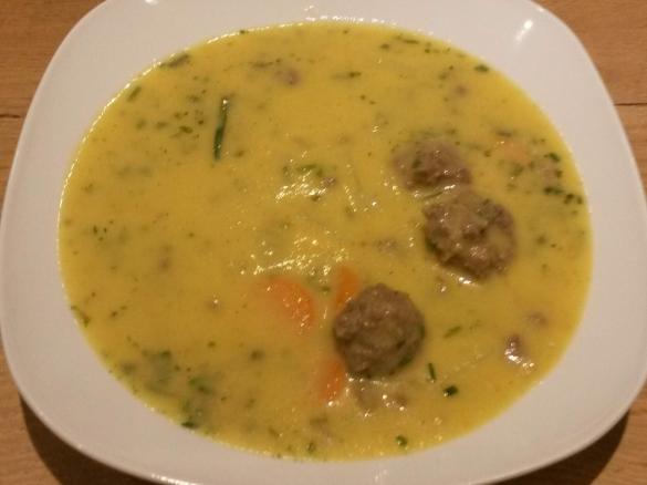 Kohlrabicremesuppe mit Fleischbällchen