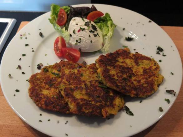 Gemüsepuffer - Gemüsebratlinge mit Knoblauch-Schmand-Dip