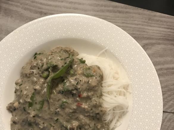 Reisnudel mit Gemüse und Erdnuss-Soße (vegan)