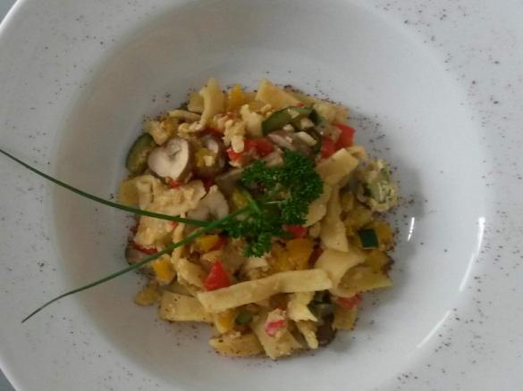 selbstgemachte Nudeln mit Gemüse 