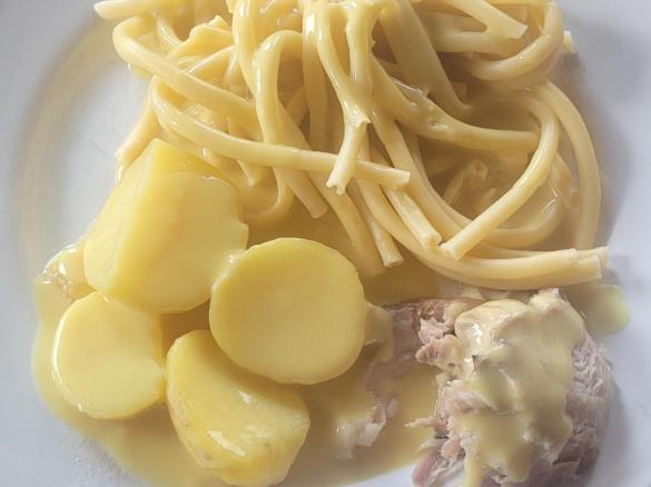 Eisbein in Senfsoße mit Makkaroni und Kartoffeln