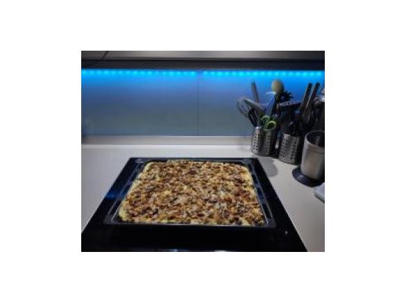 Schoko-Kirsch-Kuchen mit Vanille-Schmand-Creme und gebrannten Mandeln