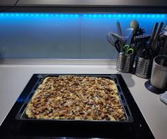 Schoko-Kirsch-Kuchen mit Vanille-Schmand-Creme und gebrannten Mandeln