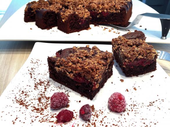 Schoko-Himbeer-Kuchen mit Mandel-Kokos-Streuseln (glutenfrei & Haushaltszuckerfrei)