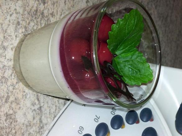 Marzipan-Panna-Cotta mit Kirschen