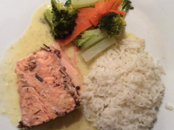 Lachsfilet mit buntem Gemüse und Reis