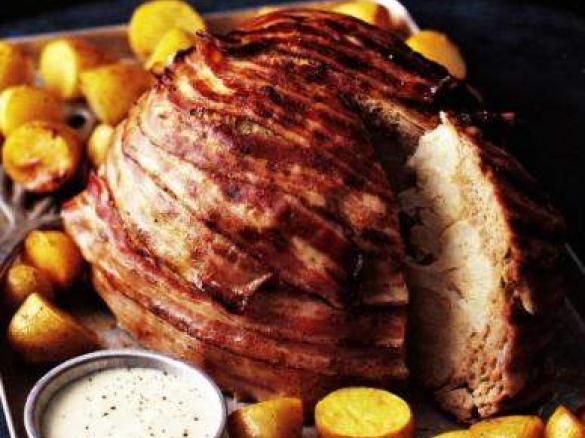 Überbackener Blumenkohl mit Ofenkartoffeln und Senfsauce