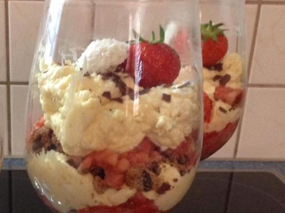 Raffaello-Erdbeer Kaltschale