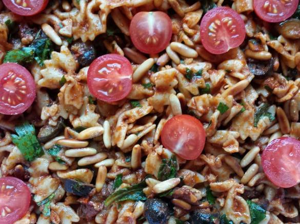 Variation von Mediterraner Nudelsalat (vegan)