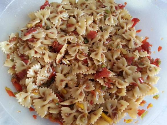 Nudelsalat mit dunklem Balsamico