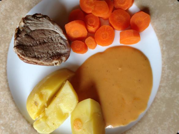 Schweinefilet mit Kartoffeln, Karotten und Soße (all in one)