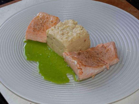 Püree von der Petersilienwurzel mit Lachs und Petersiliensauce