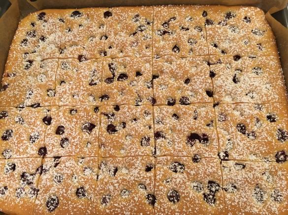 Blechkuchen mit versunkenen Kirschen